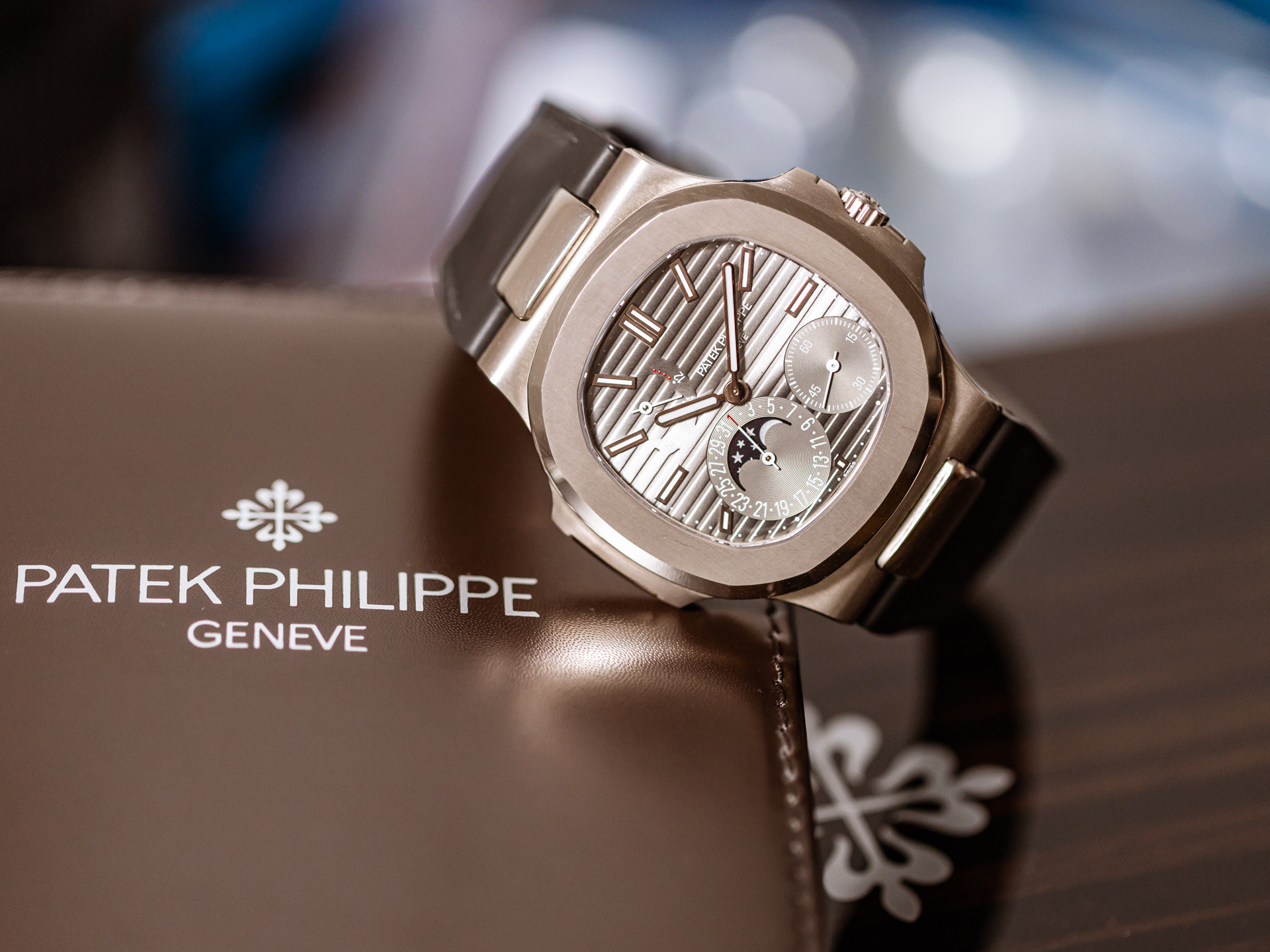 patek-philippe-nautilus-moonphase-ref-5712g-001-18k-white-gold-box-papers-bj-2021-germany-b.jpg